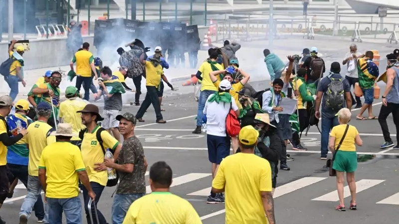 Miles de 'ultras' asaltando el Palacio de Planalto