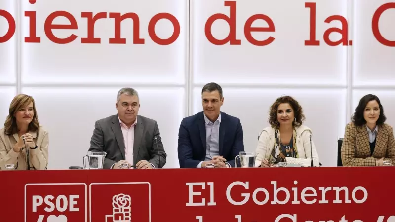 El presidente del Gobierno y secretario general del PSOE, Pedro Sánchez (c), durante la Reunión Ejecutiva Federal del partido, este lunes en la sede de Ferraz