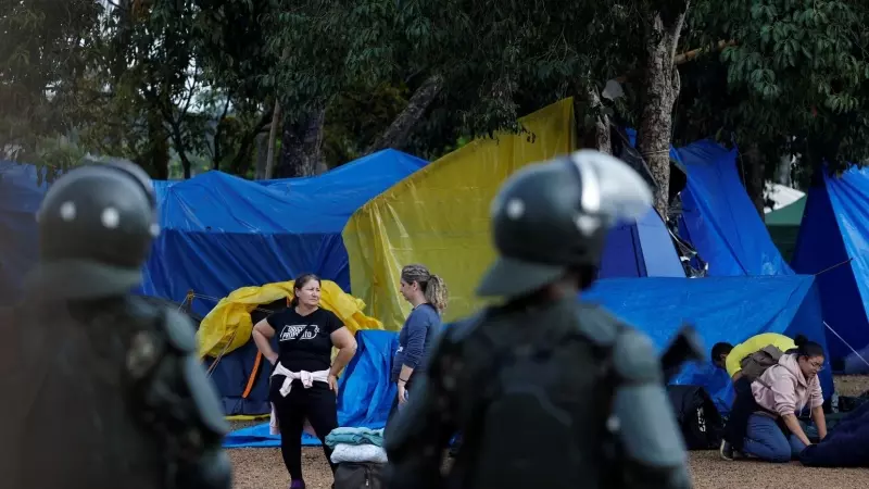 Los partidarios del expresidente de Brasil Jair Bolsonaro, a punto de ser desalojados de un campamento frente al Cuartel General del Ejército, en Brasilia, el 9 de enero de 2023.
