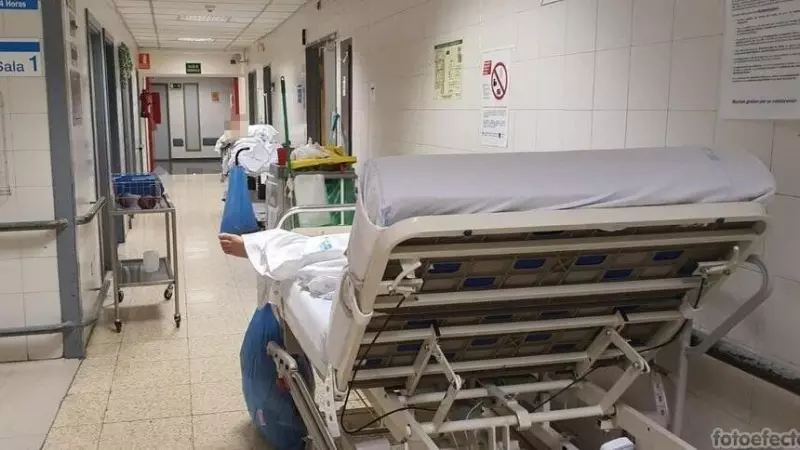 Enfermos esperan a ser atendidos en camillas en los pasillos de Urgencias del Hospital de La Paz de Madrid a 9 de enero de 2023.