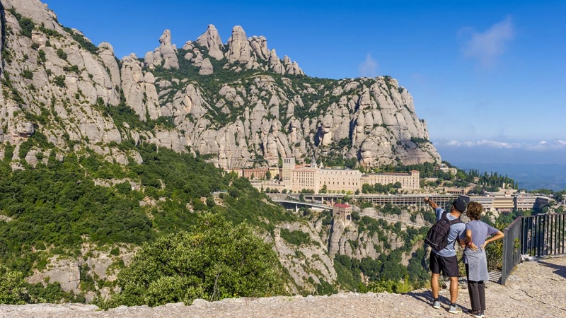 La muntanya de Montserrat, un dels símbols de la comarca, i de Catalunya