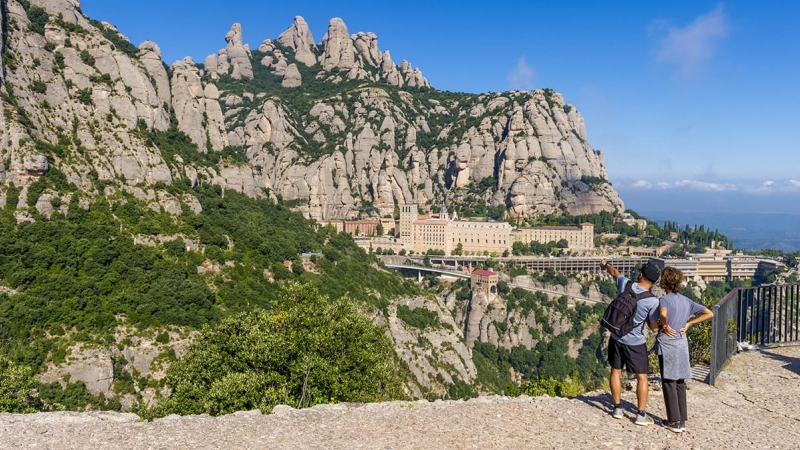 La muntanya de Montserrat, un dels símbols de la comarca, i de Catalunya