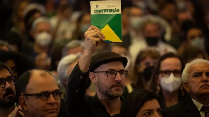 Un hombre levanta un libro de la constitución durante una reunión del Colectivo USP (Universidad de São Paulo) en defensa de la Democracia, a 9 de enero de 2023.