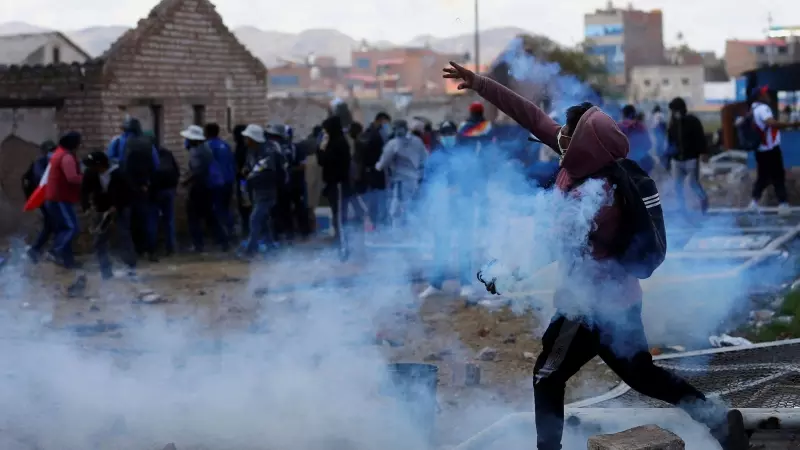 Manifestantes se enfrentan a la Policía en Perú para exigir elecciones anticipadas y la liberación del expresidente Pedro Castillo.