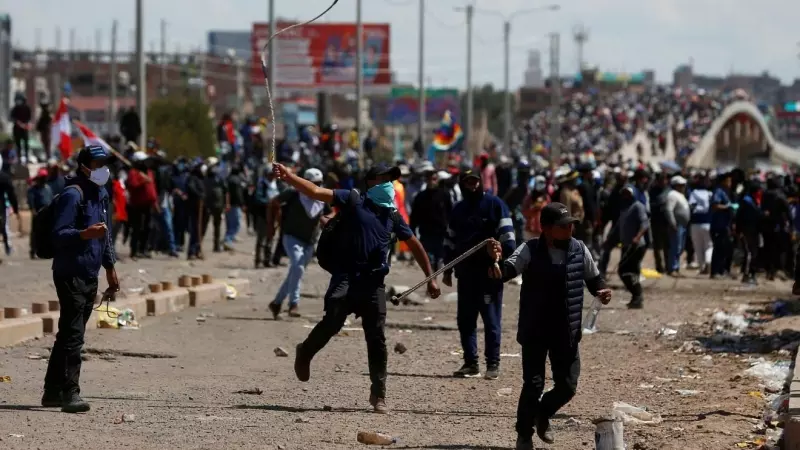 Manifestantes se enfrentan a las fuerzas de seguridad durante una protesta que exige elecciones anticipadas y la liberación del expresidente Pedro Castillo, cerca del aeropuerto de Juliaca, Perú, 9 de enero de 2023