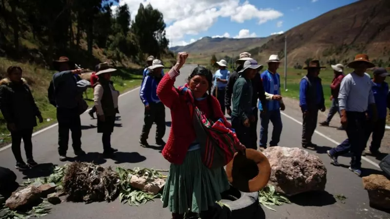 Una manifestante peruana alza el puño exigiendo elecciones anticipadas y la liberación del líder peruano Pedro Castillo en un bloqueo de carretera, en Cusco, Perú.