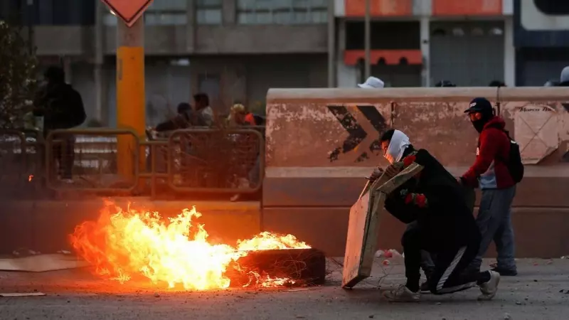 Manifestantes montan una barricada en llamas durante una protesta que exige elecciones anticipadas y la liberación del líder peruano Pedro Castillo, en Juliaca, Perú