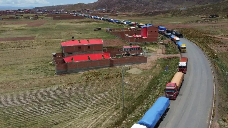 Una caravana de camiones bloquea el paso fronterizo de Desaguadero entre Bolivia y Perú, en protesta por la destitución de Pedro Castillo. Desaguadero, Bolivia, el 6 de enero de 2023