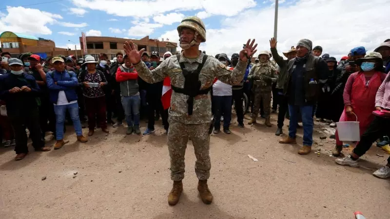 Un soldado habla con manifestantes durante una tregua en las protestas que exigen elecciones anticipadas y la liberación del líder peruano Pedro Castillo, en Juliaca, Perú
