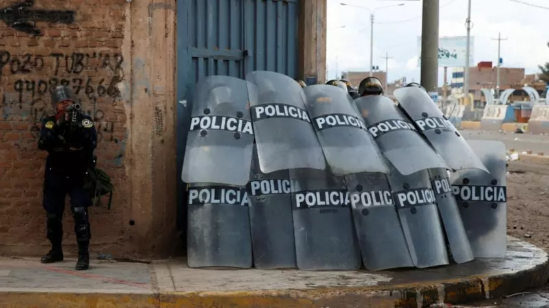 Oficiales de policía peruanos operan mientras los manifestantes realizan una protesta exigiendo elecciones anticipadas y la liberación del líder peruano Pedro Castillo, en Juliaca, Perú