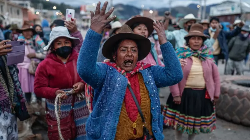 Una manifestante participa en el bloqueo de una de las vías en Sicuani-Canchis, provincia de Cusco (Perú).