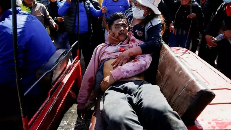 Manifestantes asisten a un hombre herido durante un enfrentamiento con las fuerzas de seguridad, durante una protesta exigiendo elecciones anticipadas y la liberación del expresidente encarcelado Pedro Castillo, cerca del aeropuerto de Juliaca, en Juliaca