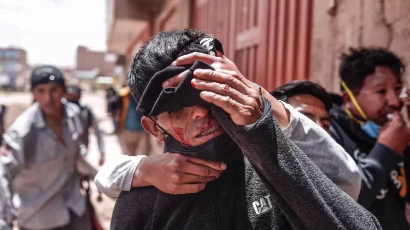 Manifestante resultan heridos tras enfrentamientos con la policía, hoy en Juliaca (Perú).