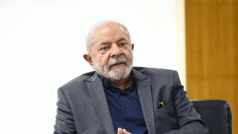 El presidente brasileño, Luiz Inacio Lula da Silva, se reúne con funcionarios del gobierno en el Palacio del Planalto.
