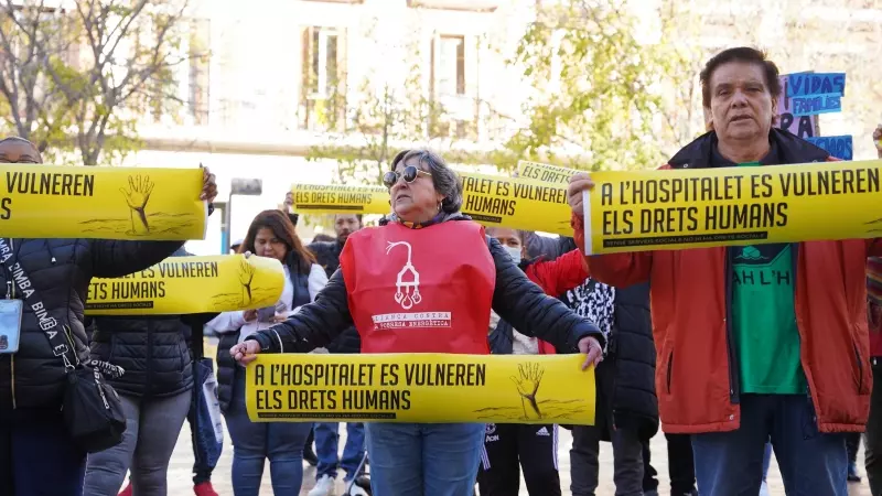 Concentrats davant l'Ajuntament de l'Hospitalet de Llobregat per reclamar millores en els serveis socials municipals.