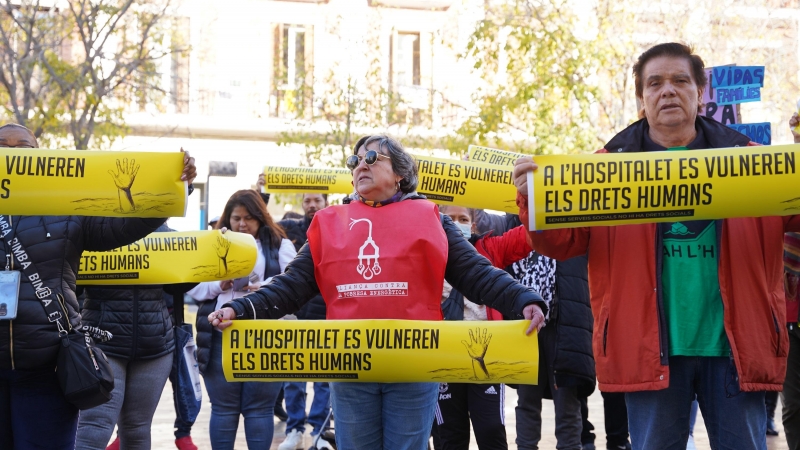 Concentrats davant l'Ajuntament de l'Hospitalet de Llobregat per reclamar millores en els serveis socials municipals.