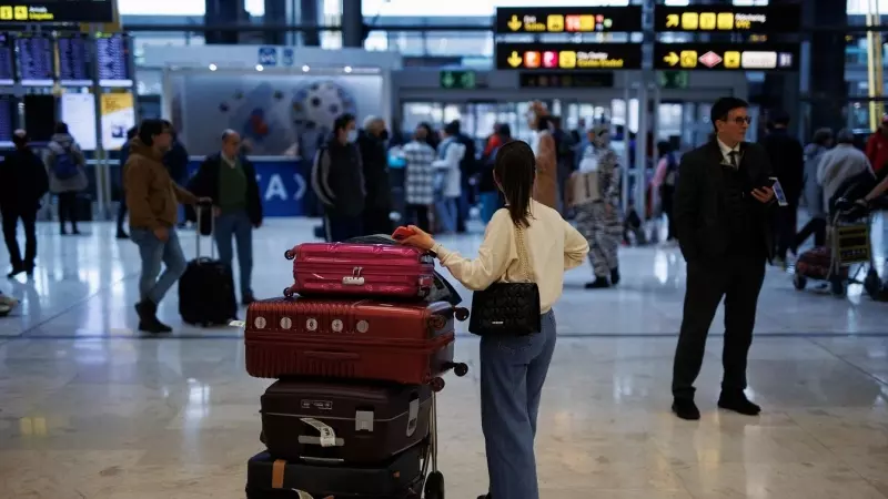 Una viajera con maletas espera para embarcar en el aeropuerto Adolfo Suárez Madrid-Barajas. E.P./ Alejandro Martínez Vélez