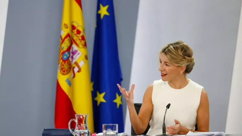 La ministra de Trabajo Yolanda Díaz ofrece la rueda de prensa posterior al Consejo de Ministros en el Palacio de la Moncloa en Madrid, este martes.