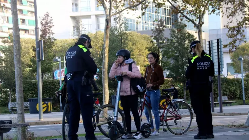 09/11/2021 - Imatge d'arxiu d'una dona amb patinet elèctric a Barcelona.