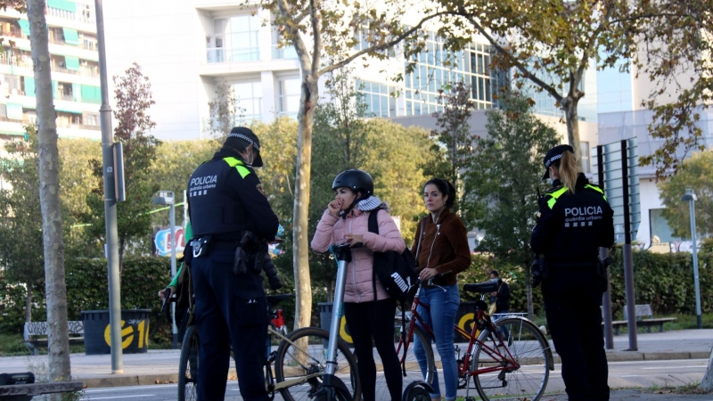 09/11/2021 - Imatge d'arxiu d'una dona amb patinet elèctric a Barcelona.