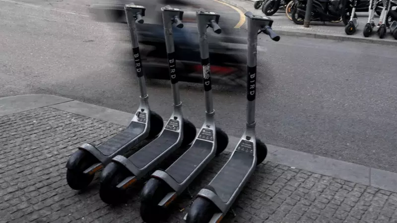 Varios patinetes eléctricos aparcados en la calle a 3 de octubre de 2022