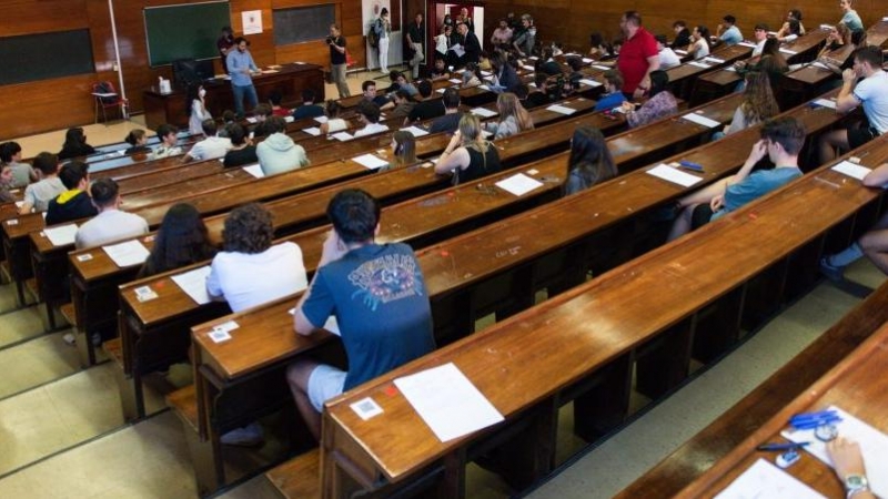 Varios alumnos en un aula de la Facultad de Derecho el día que da comienzo las pruebas de acceso a la universidad del año 2022, en la Facultad de Derecho de la Universidad Complutense de Madrid, a 6 de junio de 2022, en Madrid (España).