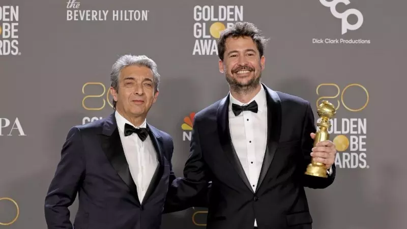 Santiago Mitre y Ricardo Darin posan con el premio a mejor película de habla no inglesa en la 80ª edición de los Premios Globo de Oro