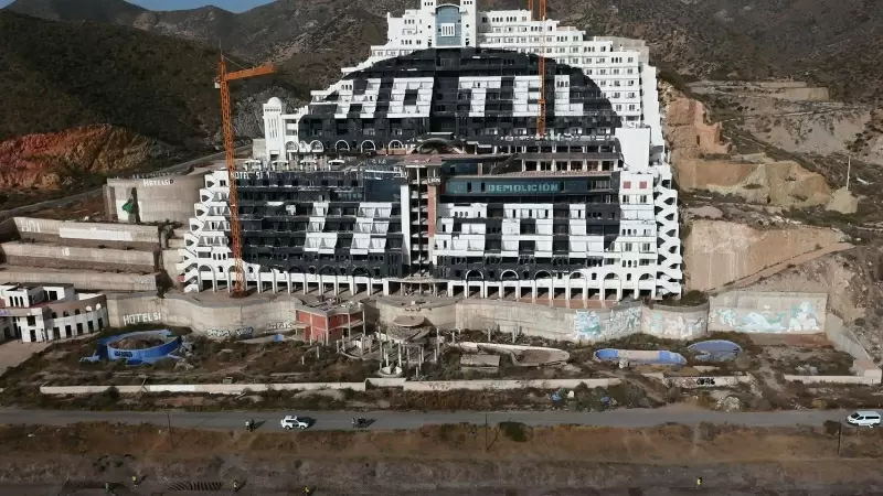 Activistas de Greenpeace frente a las obras del hotel de El Algarrobico en Almería. Imagen de Archivo.