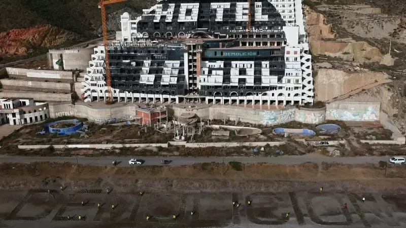 Activistas de Greenpeace frente a las obras del hotel de El Algarrobico en Almería. Imagen de Archivo.