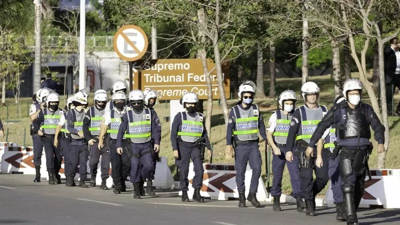 Policía antidisturbios en los aledaños del Tribunal Supremo en Brasilia, Brasil.