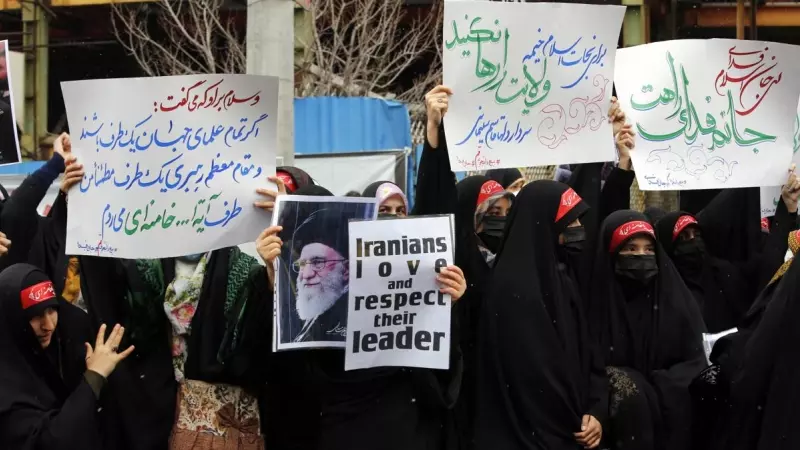 Varias mujeres sostienen pancartas y una foto del líder supremo iraní, el ayatolá Ali Khamenei, durante una protesta frente a la embajada francesa en Teherán, Irán, el 11 de enero de 2023.