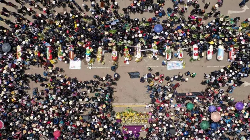 Fotografía que muestra una misa al aire libre con los fallecidos durante las protestas, en la plaza de armas de Juliaca (Perú)