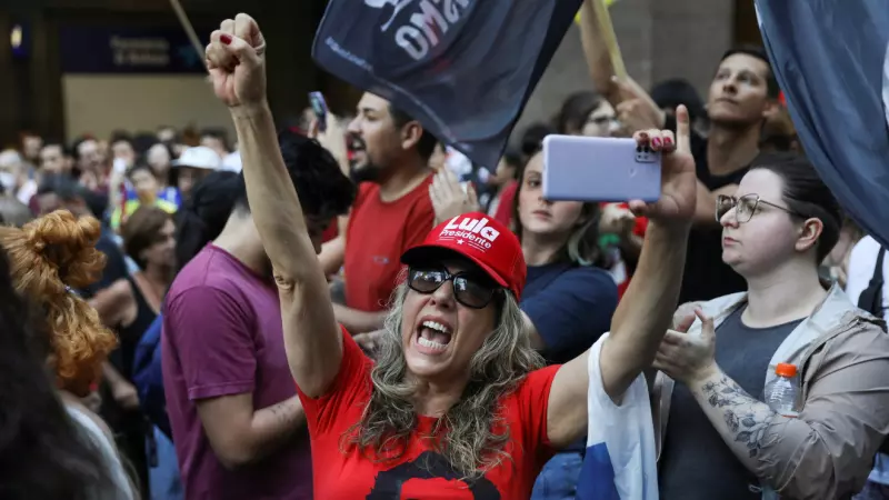 Manifestantes a favor de la democracia salen a las calles después de que miles de simpatizantes del expresidente de ultraderecha Jair Bolsonaro asaltaron el Congreso de Brasil