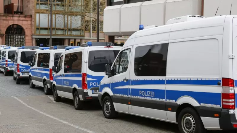 Furgones de la policía alemana en fila a nueve de diciembre de 2022, dos días después de que se desarticulara el plan conspiracioncita contra la democracia alemana