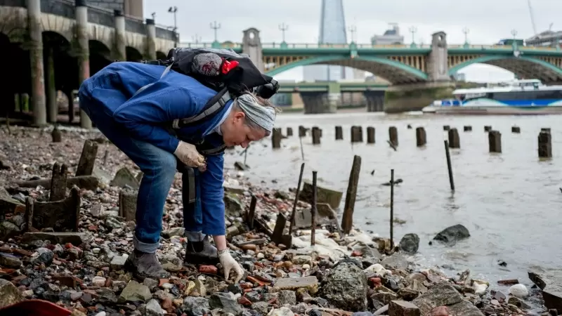 Lara Maiklem, autora del libro ‘Mudlarking’, en el río Támesis, en Londres.