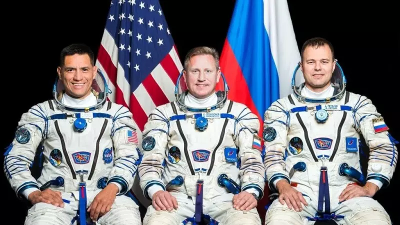 Los astronautas Sergey Prokopyev, Dmitri Petelin y Frank Blanco, atrapados en la nave rusa Soyuz MS-22 que ha sido golpeada por un pequeño meteoroide.