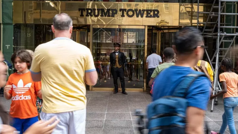 La gente camina cerca del acceso a la Torre Trump en Manhattan, el 10 de agosto de 2022.