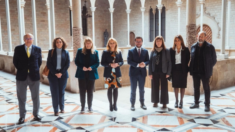 07/12/2022 - Representants d'Actua Cultura al Palau de la Generalitat per reunir-se amb el president Aragonès i les conselleres Garriga (Cultura) i Mas (Economia).