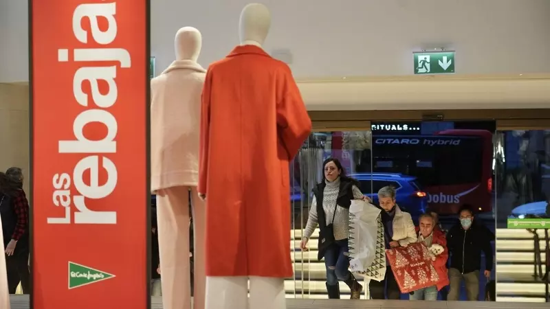 Varias personas acceden al centro comercial El Corte Inglés Gran Vía, en Bilbao, con el comienzo de las rebajas. E.P./H.Bilbao