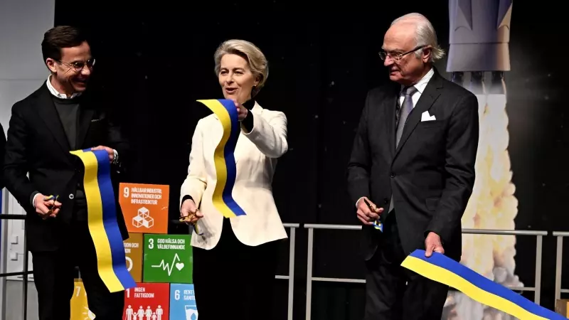 El primer ministro de Suecia, Ulf Kristersson, junto a Ursula von der Leyen, presidenta de la Comisión Europea, y al rey Carlos XVI de Suecia en la inauguración de la base espacial.