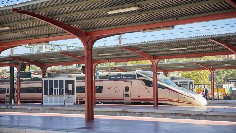 Vista de un tren en un andén de la Estación Madrid Chamartín–Clara Campoamor, a 7 de noviembre de 2022, en Madrid.
