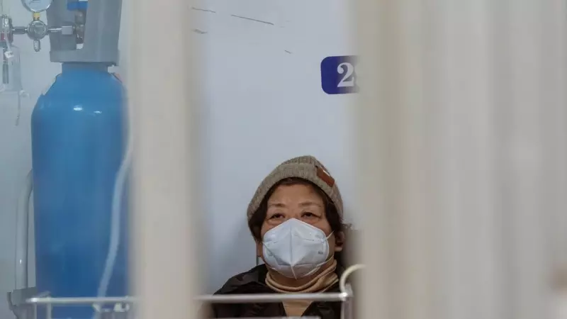 Una mujer en un pasillo de un hospital en Shanghái, China.