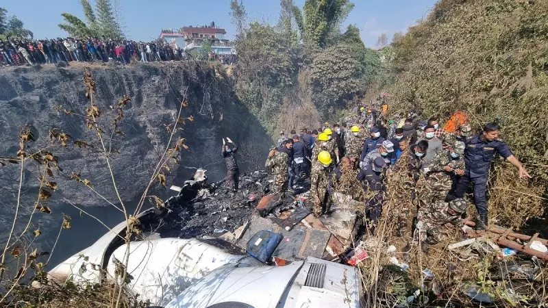 El equipo de rescate trabaja para recuperar los cuerpos de las 72 personas que viajaban en un avión accidentado en in Pokhara, Nepal, a 15 de enero de 2023
