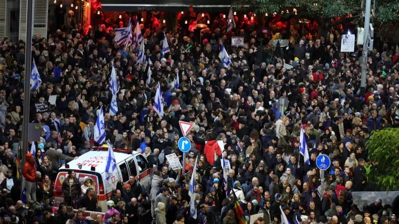 Miles de manifestantes israelíes participan en una marcha de protesta contra el nuevo gobierno en Tel Aviv, Israel.