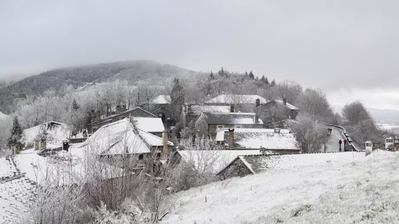 Paisaje nevado en O'Cebreiro (Lugo) este sábado.