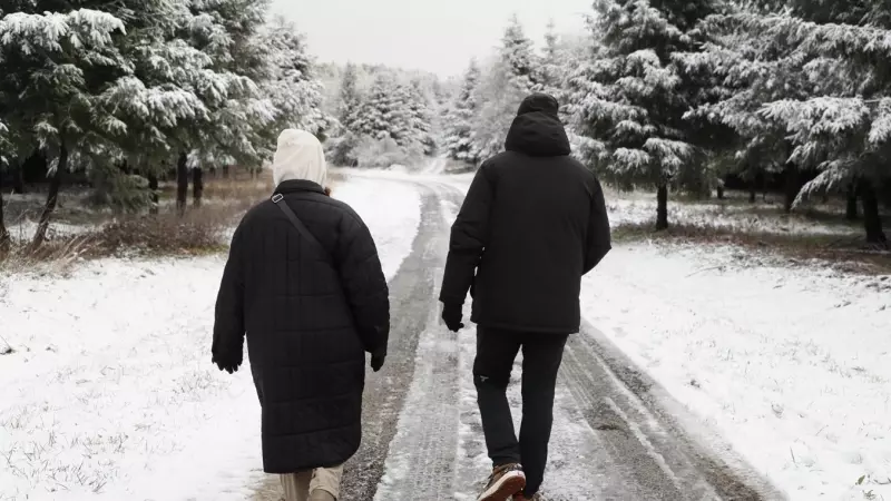 Dos personas pasean por un paisaje nevado en O'Cebreiro (Lugo) este sábado.