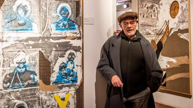 L'artista Miquel Duran al costat d'una de les seves obres exposades al MUMA.