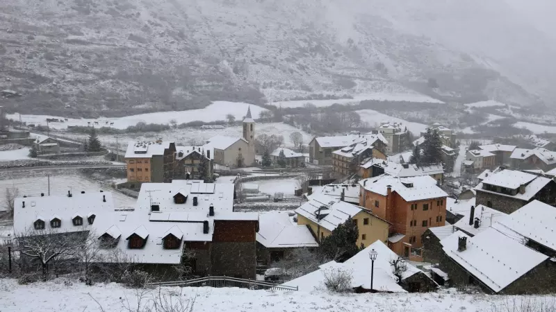 Pla general del poble d'Espot, al Pallars Sobirà, ben nevat