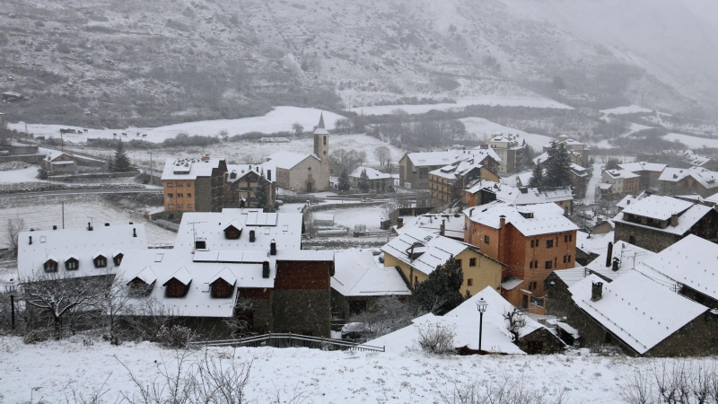 Pla general del poble d'Espot, al Pallars Sobirà, ben nevat