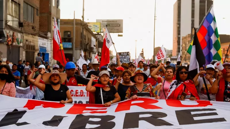 Imagen de un grupo de manifestantes con la pancarta 'Perú Libre' en el seno de las protestas contra el Gobierno de Dina Boluarte, a 12 de enero de 2023.